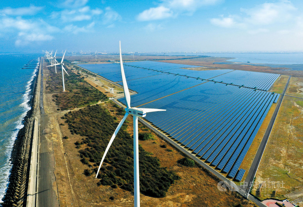 台電投入綠電市場,透過銷售自建綠電,可為綠電交易平台挹注8.4億度綠電,成為目前全台最大綠電供給者。圖為「彰濱雙綠能」太陽光電場暨風力發電場。(台電提供)中央社記者楊舒晴傳真 109年5月6日