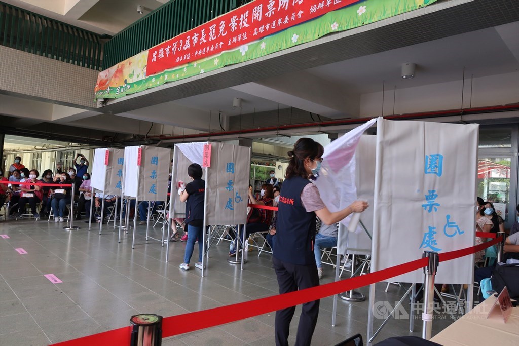 罷免高雄市長韓國瑜投票6月登場,根據中選會最新統計,應設置投開票所1823所,目前已完成洽借1761所,完成洽借比率96.6%。圖為高市十全國小因應罷韓案,舉辦防疫演練。(中央社檔案照片)