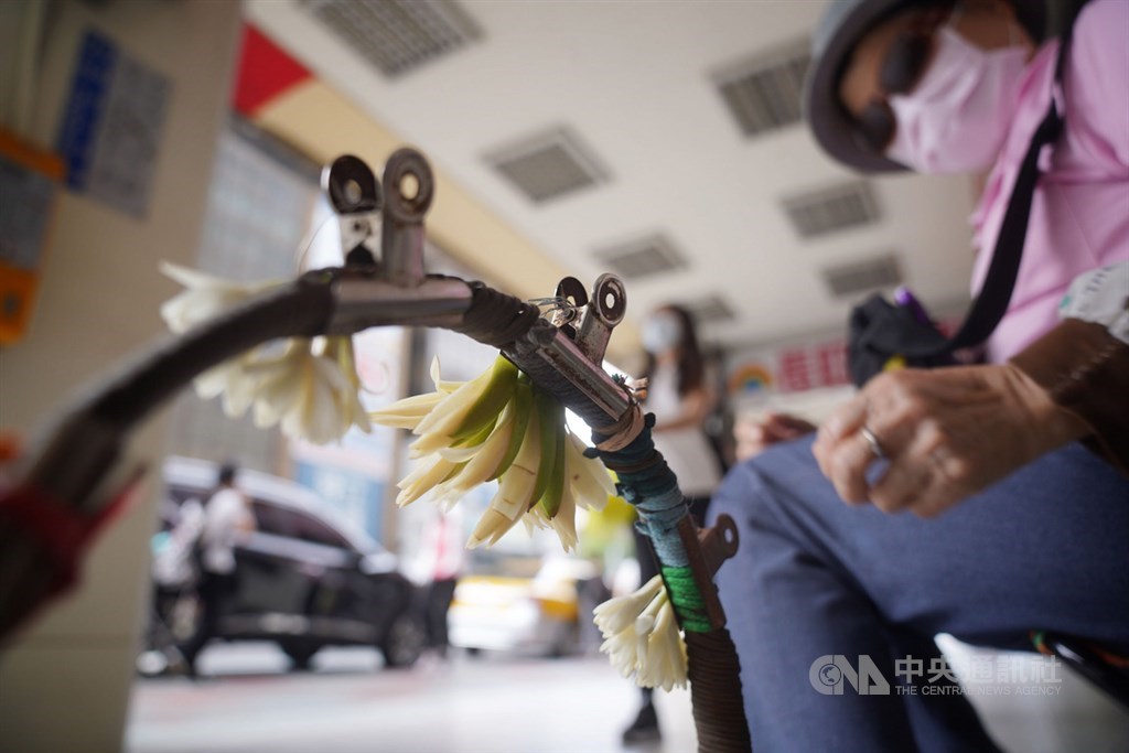 無保工作者擴大紓困上路,路邊賣花、舉牌者因拿不出工作證明無法申請。衛福部長陳時中6日表示,民眾只需簡要說明在哪賣花、舉牌,因疫情影響收入即可。台北街頭賣玉蘭花的小販,持續在等待消費者上門購買。中央社記者徐肇昌攝 109年5月6日
