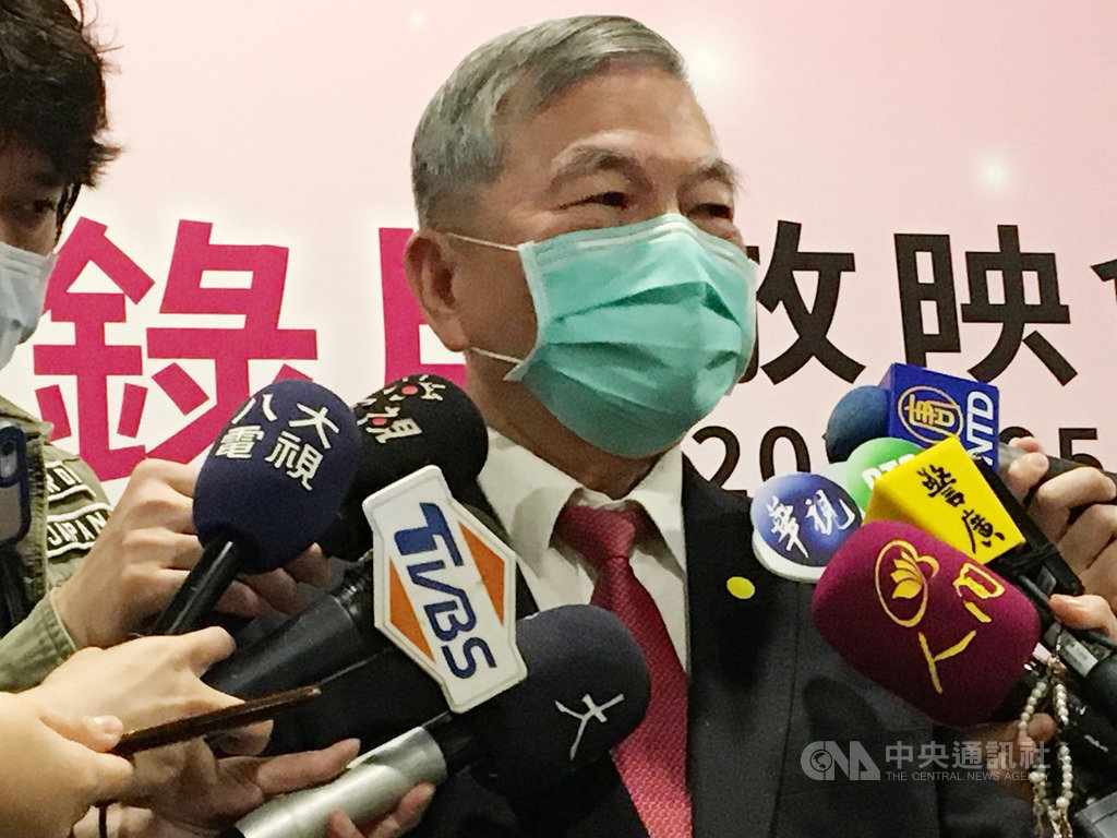 經濟部長沈榮津7日下午表示,口罩出口的時機點,由中央流行疫情指揮中心整體考量。中央社記者鍾榮峰攝 109年5月7日