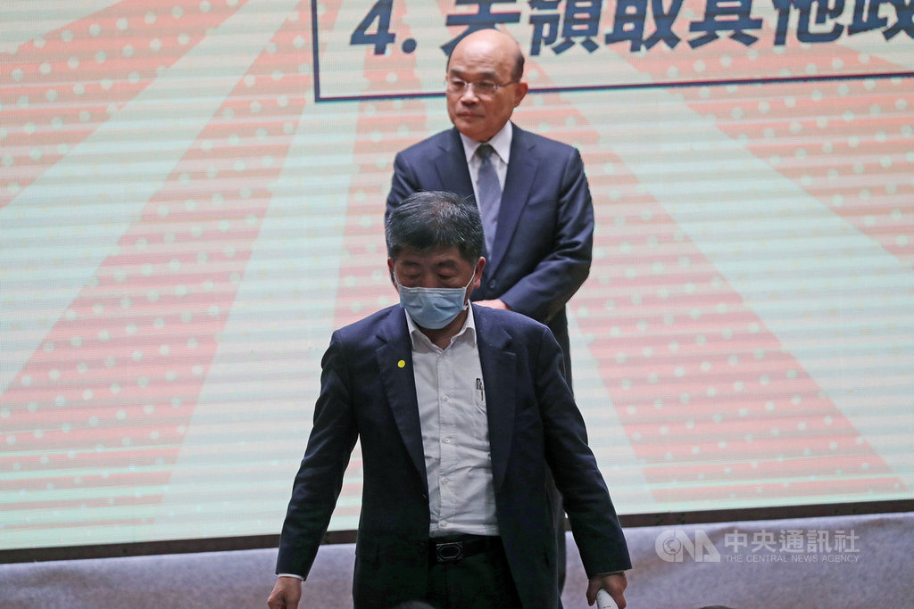 行政院長蘇貞昌（後）與衛福部長陳時中（前）7日皆為加碼紓困方案申請紛亂，造成民眾與基層同仁困擾致歉，蘇貞昌說，沒有做好，他深自檢討；急難救助金紓困是衛福部業務，但陳時中4個多月來為防疫把關，衛福部底下人力有限，工作突然爆增，為了救急救窮，希望大家互相體諒。中央社記者裴禛攝　109年5月7日