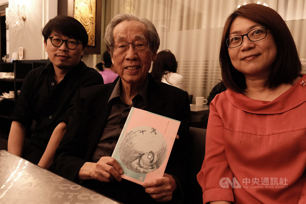 台灣首部政治受難者傳記漫畫「來自清水的孩子」,是由台東大學兒童文學研究所所長游珮芸(右)與繪本藝術家周見信(左)共同創作,講述白色恐怖受難者蔡焜霖(中)的一生。(慢工文化提供)中央社記者陳秉弘傳真 109年5月7日