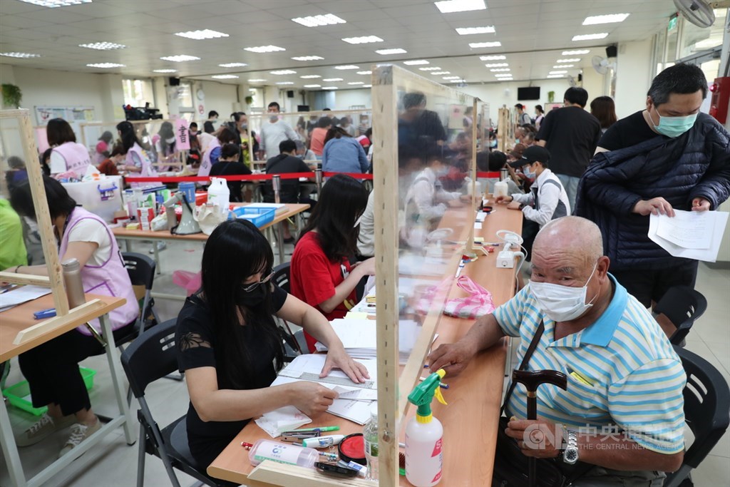 無保工作者加碼紓困新台幣1萬元6日受理申請,衛福部表示,只需攜帶身分證與簽切結書,其他證明文件可由政府查;目前會以5天審查、7天核發的目標努力。三重區公所7日開啟活動中心讓民眾申辦,以因應大批申請人數。中央社記者吳家昇攝 109年5月7日