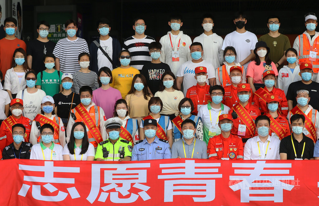4日是中國的青年節,也是「五四」運動101週年,中國官方在慶祝活動中,強調青年在2019冠狀病毒疾病疫情中的抗疫貢獻。圖為南京慶祝活動上的青年志工。(中新社提供)中央社 109年5月7日