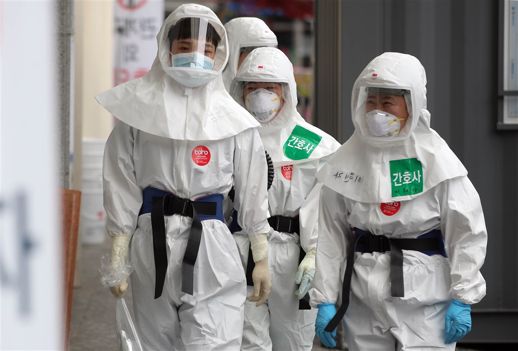韓國衛生官員4月通報超過100起武漢肺炎康復後採檢仍呈陽性反應的病例,引發病癒患者可能二度感染的憂慮。圖為醫護人員。(韓聯社提供)