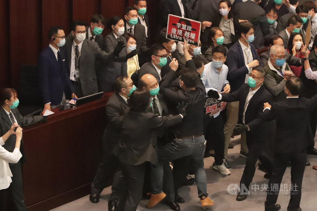 香港泛民主派和建制派議員5月8日在立法會爆發混戰,7名泛民人士11月1日被警方以涉嫌違反「立法會(權力及特權)條例」為由拘捕。圖為5月8日數名泛民議員衝向主席台,與建制議員和保安推撞。(中央社檔案照片)