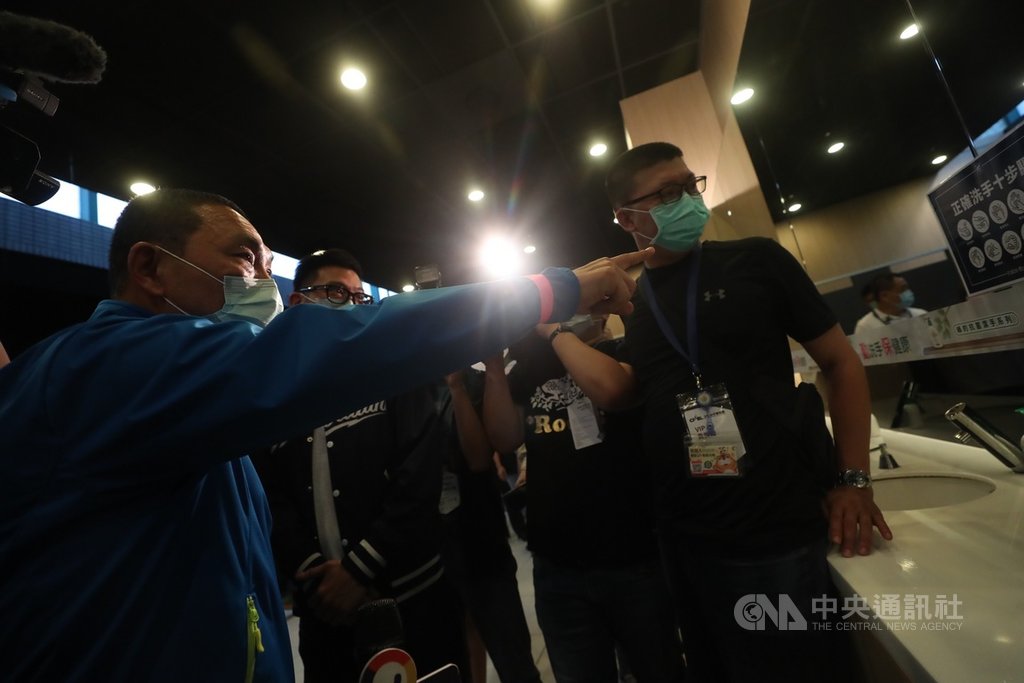 中華職棒賽事開放觀眾入場首日,新莊球場晚間將由富邦悍將隊與統一獅隊交手,新北市長侯友宜(左)8日親赴球場視察防疫相關作為。中央社記者吳家昇攝 109年5月8日