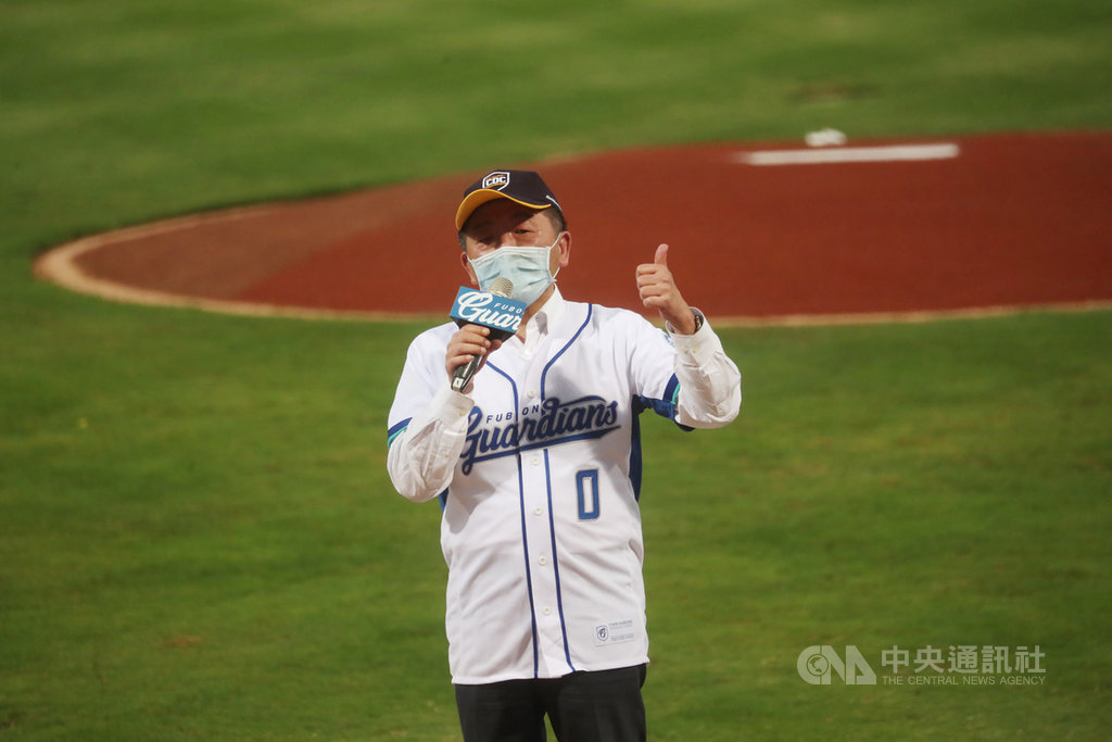 中央流行疫情指揮中心指揮官陳時中8日晚間現身新莊棒球場,參與領先全球開放球迷入場觀戰的中職賽事,並提到因為大家的努力,已連續26天無本土新增案例,這是全體國民努力成果,下一步將推行防疫新生活。中央社記者吳家昇攝 109年5月8日