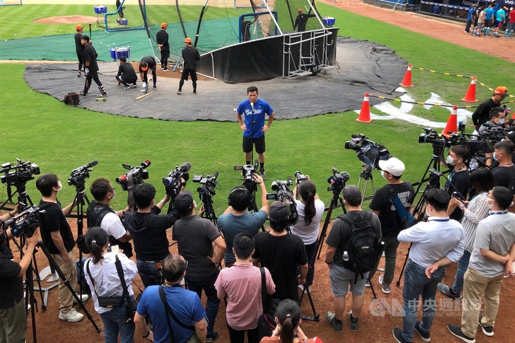 中華職棒8日起開放每場比賽上限1000名觀眾入場,截至7日為止,新莊棒球場8日晚間賽事媒體採訪申請就有112人、其中有14家外媒。中央社記者吳家昇攝 109年5月8日