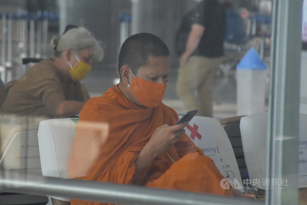 武漢肺炎衝擊泰國各行各業,依靠民眾樂捐和奉獻的寺廟和僧侶也不能倖免。根據泰國官方統計,全泰國大約有4萬間寺廟、30萬名僧侶受到影響。中央社記者呂欣憓曼谷攝 109年5月8日