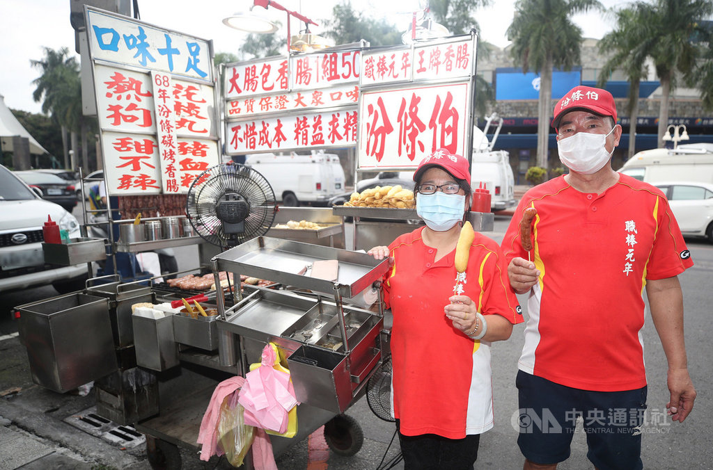 隨著中華職棒賽事在球場外烤了超過30年香腸的汾條伯(右),今年一度因不開放觀眾而不能出來擺攤,如今終於開放球迷進場,汾條伯8日表示,很高興也很想念球場,要謝謝辛苦的防疫人員。中央社記者張新偉攝 109年5月8日