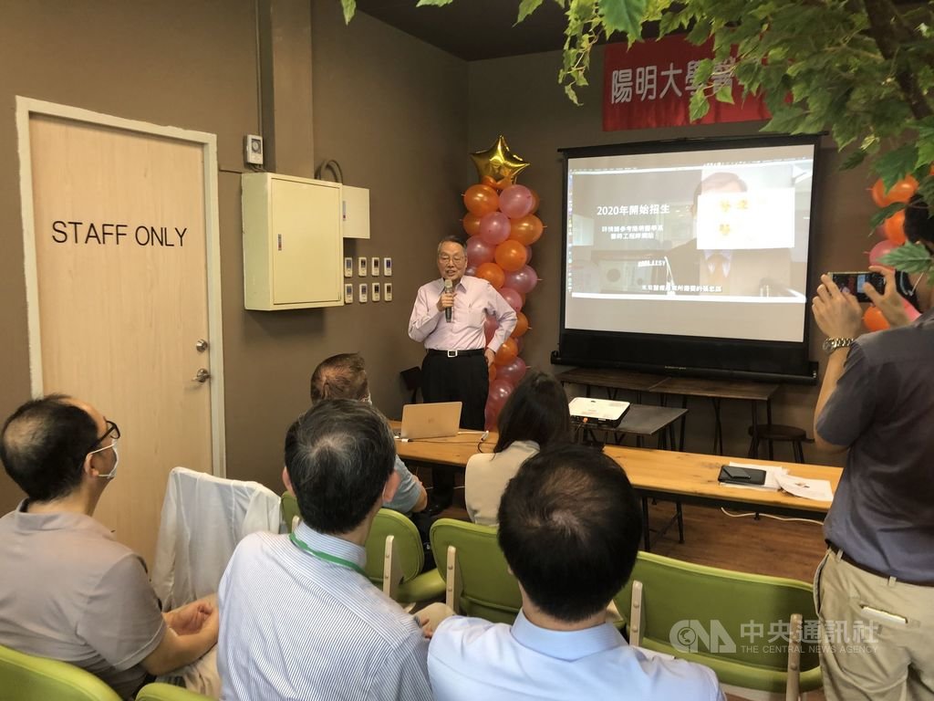 宏碁集團創辦人施振榮(後左)9日出席陽明大學醫學系新生座談,勉勵醫學與資通訊結合,為台灣培育未來人才。中央社記者陳至中台北攝 109年5月9日
