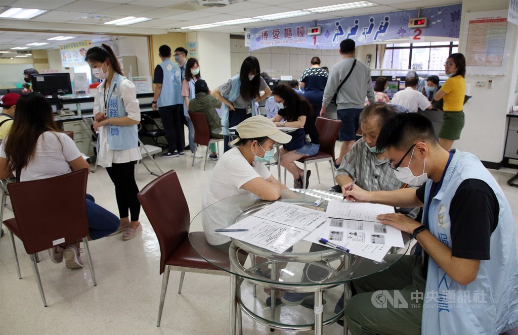 行政院日前公布擴大紓困方案,針對無投保工作者等,每家戶發放新台幣1萬元補助金,6日開放申請。民眾上午前往台北市信義區公所詢問辦理。中央社記者鄭傑文攝 109年5月6日