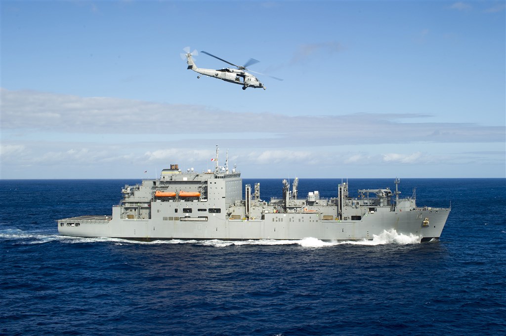 美軍後勤彈藥補給艦查維斯號(圖)7日航行經過馬來西亞國家石油公司經營的探勘船西卡佩拉號附近。(圖取自維基共享資源,版權屬公有領域)