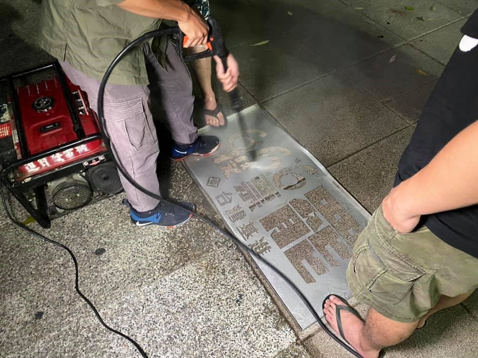 罷韓團體反制高市府拆罷韓看板,繼日前在大樓牆面投影罷韓廣告,8日深夜又以高壓水槍在四維行政中心前人行道地板噴洗出「666投票罷」字樣,警方到場勸阻及蒐證但未能制止。(圖取自facebook.com/Statebuilding.tw)