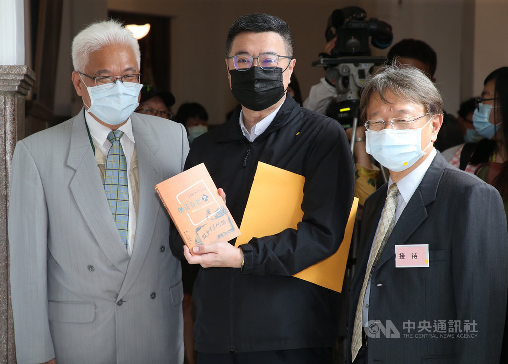 民進黨台北市黨部主委參選人互控賄選,民進黨主席卓榮泰(中)10日出席傅正日記1950年代新書發表時說,不希望黨內的競爭影響到黨的形象,現在雙方當事人已相當冷靜節制,他也期待支持者要冷靜下來。中央社記者鄭傑文攝 109年5月10日
