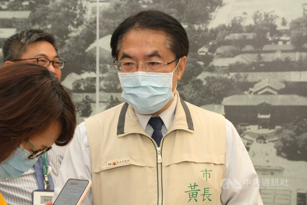 針對台南市的酒店、舞廳是否可能開放營業,台南市長黃偉哲(右)10日受訪表示,酒店和舞廳目前能符合安全條件的機會不大,除非還有其他轉機。中央社記者楊思瑞攝 109年5月10日