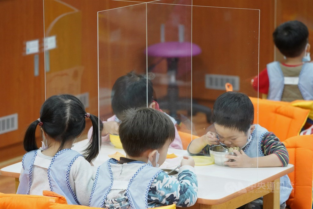 中央流行疫情指揮中心宣布,將於18日開放預購4歲以下幼童使用的「幼幼平面口罩」。(中央社檔案照片)
