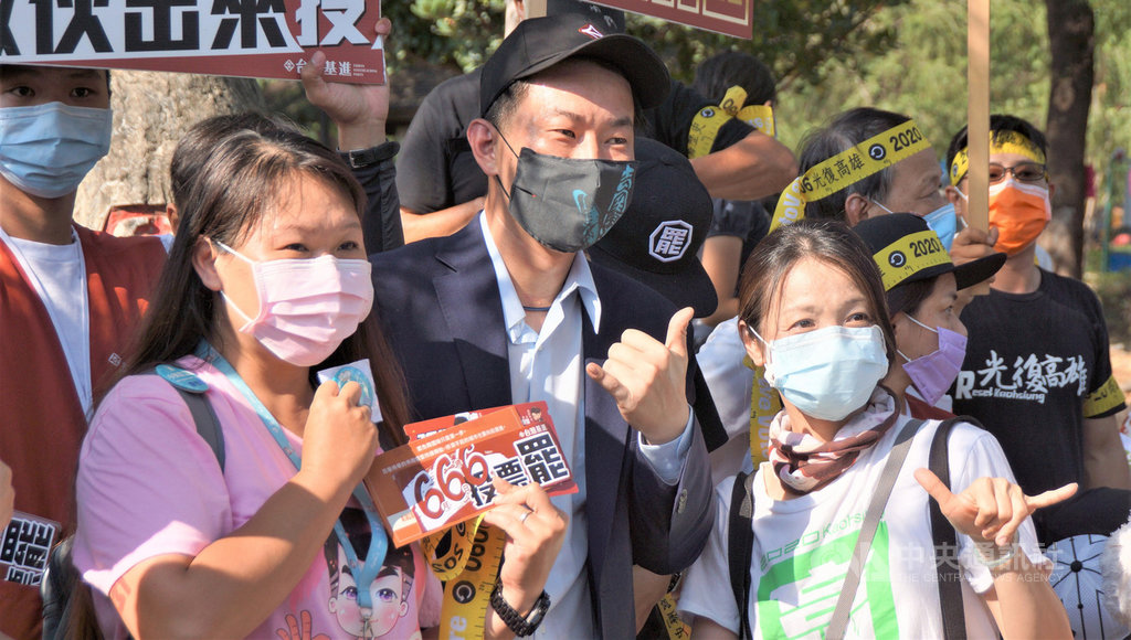 台灣基進立委陳柏惟(前中)10日返回高雄協助發放黃絲帶,為罷韓催票,不少民眾從陳柏惟手中接下黃絲帶後,爭相與他合影。中央社記者程啟峰高雄攝 109年5月10日
