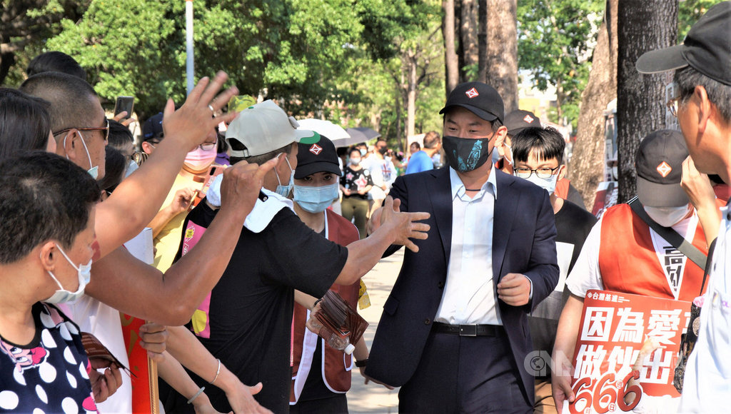 台灣基進立委陳柏惟(中黑口罩者)10日返回高雄為罷韓催票,他受訪表示,這場活動台灣基進有參與,政黨有黨的主張跟意志,如果黨有活動,身為黨籍立委「參加是我們的責任,全台灣的事情都是我們的事情」。中央社記者程啟峰高雄攝 109年5月10日