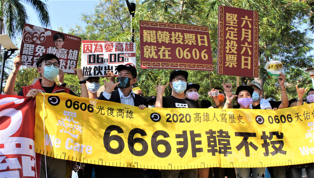 台灣基進立委陳柏惟(前左2)10日返回高雄協助發放黃絲帶,為罷韓催票並造勢。中央社記者程啟峰高雄攝 109年5月10日