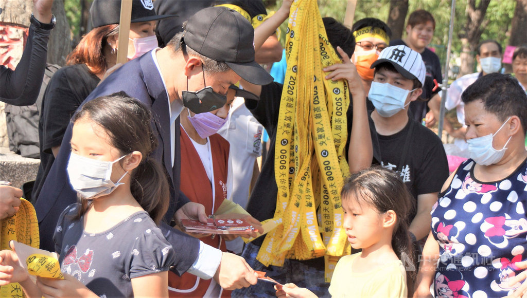 台灣基進立委陳柏惟(前左2)10日返回高雄,與罷韓團體志工頂著大太陽發放黃絲帶,為罷韓催票。中央社記者程啟峰高雄攝 109年5月10日
