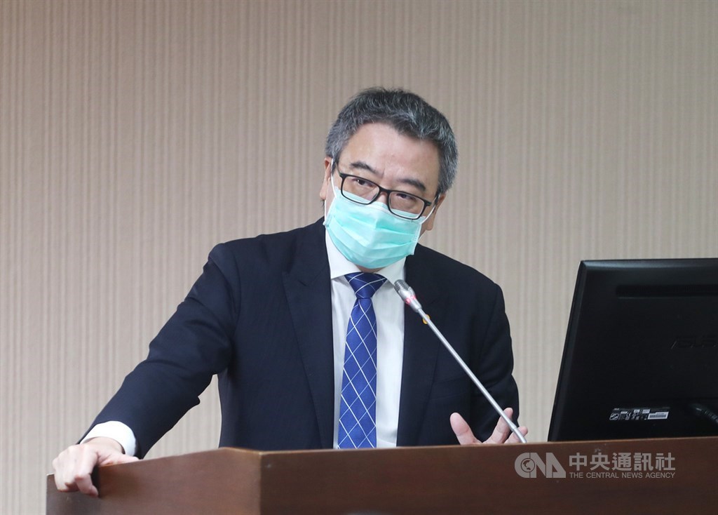 行政院宣布擴大紓困,新北市將申請案送至衛生福利部審核惹議,後來又要求收回。衛福部政務次長何啟功(圖)11日在立法院表示,衛福部已連日審查2/3申請案,既然已展開審查作業,就會盡快處理,若寄回新北又得從頭來過,更耗時。中央社記者裴禛攝 109年5月11日