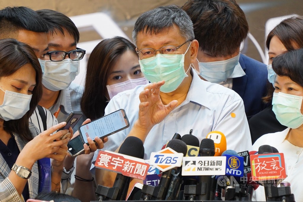 台北市長柯文哲(前中)11日受訪時表示,台北市政府內部依照中央訂定的指引研究了2天,還沒想到如何讓酒店與舞廳在這樣的條件下復業,強調會持續研議,而台灣也要找一個與武漢肺炎共存的生活模式。中央社記者徐肇昌攝 109年5月11日