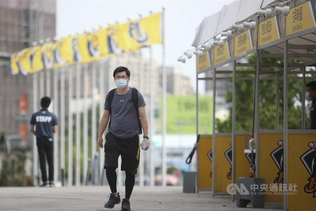 中華職棒10日在洲際棒球場進行中信兄弟隊與樂天桃猿隊賽事,受到武漢肺炎疫情影響,比賽中禁止飲食,場外攤販沒營業,球迷進場可以帶水。中央社記者張新偉攝 109年5月10日