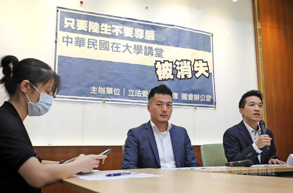 民進黨立委何志偉(右)11日在立法院舉行記者會,中原大學生物科技系副教授招名威(中)表示,他在課中根據自己的科學判斷,提出「2019新型冠狀病毒來自於武漢」,引發陸生不滿,被校方要求道歉,且道歉內容不可提及是「中華民國」的教授,盼教育部保障教師工作權益及學術自由,避免不當行政處分。中央社記者裴禛攝 109年5月11日