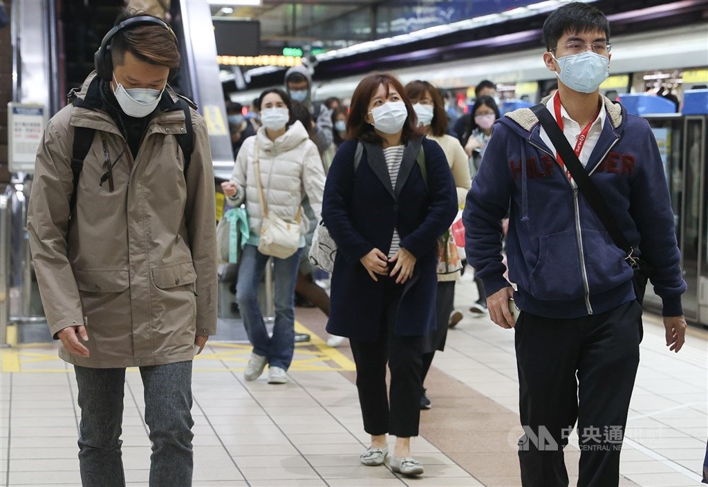 指揮中心副指揮官何啟功11日坦言,國內連28天無本土病例、疫情趨緩,正在研議鬆綁搭大眾運輸工具強制戴口罩規定。(中央社檔案照片)