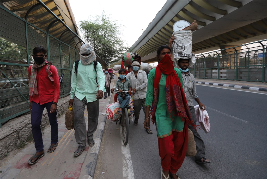 印度為了防疫，火車系統自3月底停止營運，導致數千萬名來自鄉村的工人在城市丟了工作後無法回鄉。圖為印度工人攜家帶眷徒步返鄉。（安納杜魯新聞社提供）