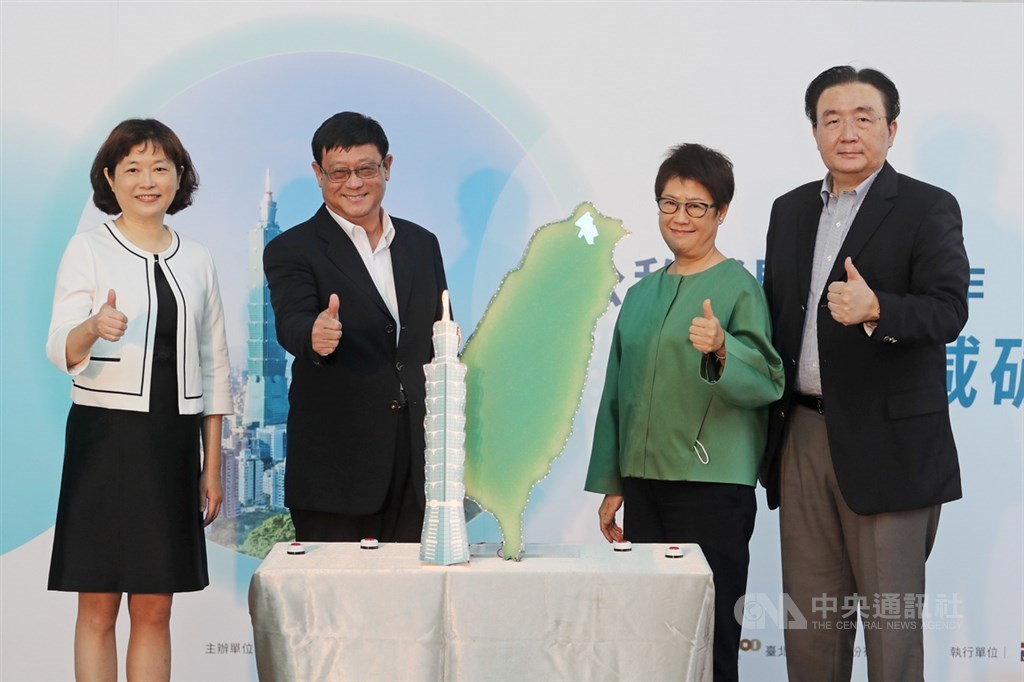 行政院環保署12日舉辦「公私部門齊合作 引領住商減碳行」記者會,環保署長張子敬(左2)、台北101總經理張振亞(右2)、台北市環保局長劉銘龍(右)、環保署環境衛生及毒物管理處處長蔡玲儀(左)出席,共同進行台灣宣誓儀式,將從台北101開始,推動住商部門減碳工作。中央社記者裴禛攝 109年5月12日