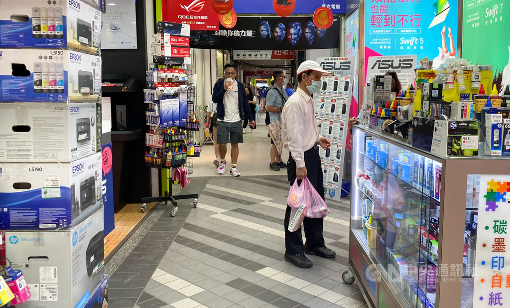 財政部12日公布4月全國賦稅收入,累計前4月實徵淨額新台幣5196億元,續創歷年同期新高,年增437億元,增幅9.2%;累積前4月、全國稅收與去年同期相比,以綜所稅增加219億元、營業稅增加141億元、證交稅增加102億元較多,惟營所稅減少60億元、菸酒稅減少8億元。中央社記者謝佳璋攝 109年5月12日