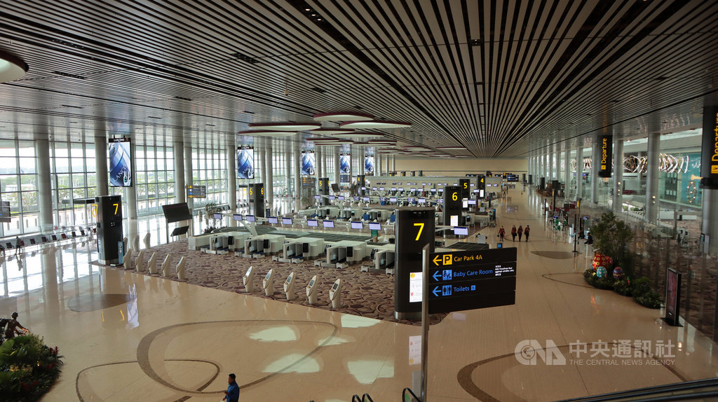 2019冠狀病毒疾病疫情延燒,各國航空旅遊業受邊境管制影響遭重創,新加坡樟宜機場第四航廈決定從16日起暫停營運,圖為空蕩蕩的第四航廈。中央社記者黃自強新加坡攝 109年5月12日