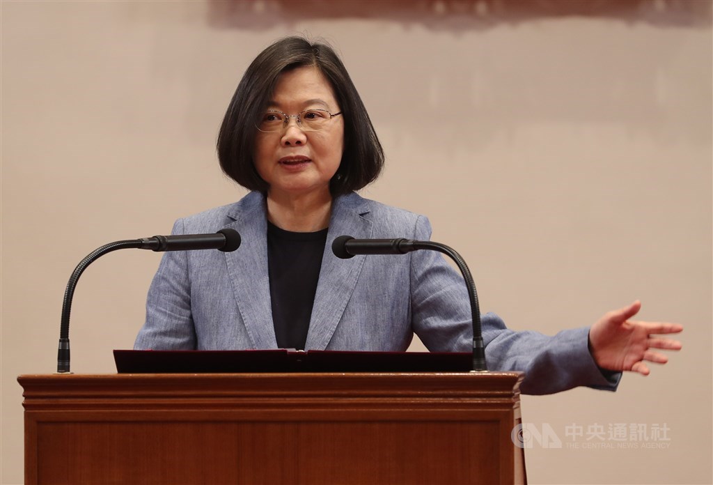總統蔡英文12日在總統府接見台灣護理學會及中華民國護理師護士公會全國聯合會代表,感謝所有辛苦的護理師在防疫第一線守護國人的健康,祝福他們國際護師節快樂。中央社記者張皓安攝 109年5月12日