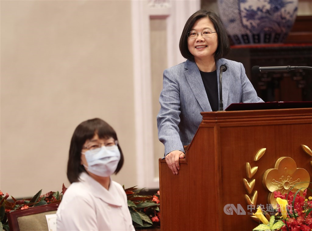 總統蔡英文(右)12日在總統府接見台灣護理學會及中華民國護理師護士公會全國聯合會代表表示,護理師是防疫國家隊非常重要戰力,醫護人員的口罩壓痕是光榮印記,這些印記會一直留在台灣人民心底,永遠記得面對嚴峻疫情,台灣護理師的勇敢、專業和貢獻。中央社記者張皓安攝 109年5月12日