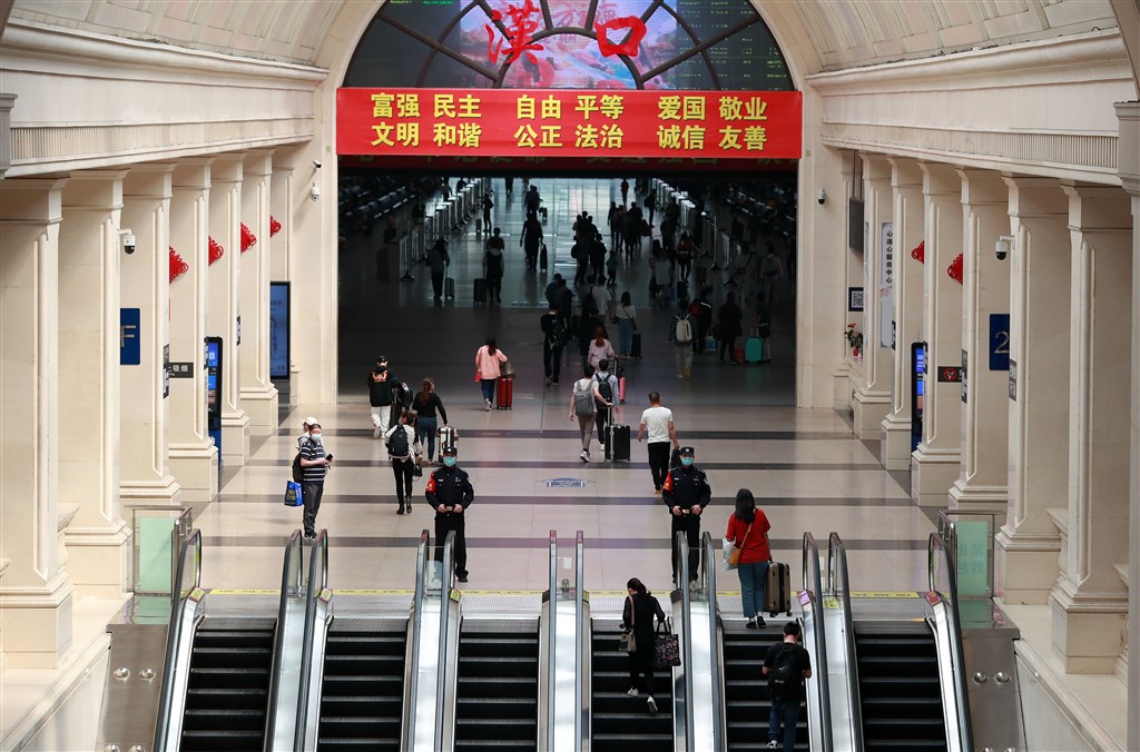 中國武漢解封後疫情有復燃趨勢,傳計畫展開全市核酸檢測。圖為中國湖北省武漢市漢口車站。(中新社提供)