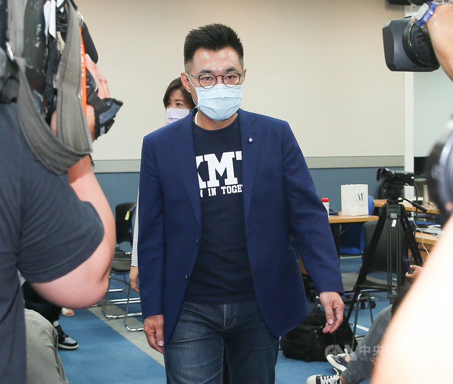 6月6日罷免高雄市長韓國瑜投票倒數,外界關注國民黨採攻勢或守勢,國民黨主席江啟臣(圖)12日表示,黨中央態度就是跟韓國瑜共同承擔、面對,國民黨此時此刻就是團結一致,一起面對挑戰。中央社記者謝佳璋攝 109年5月12日