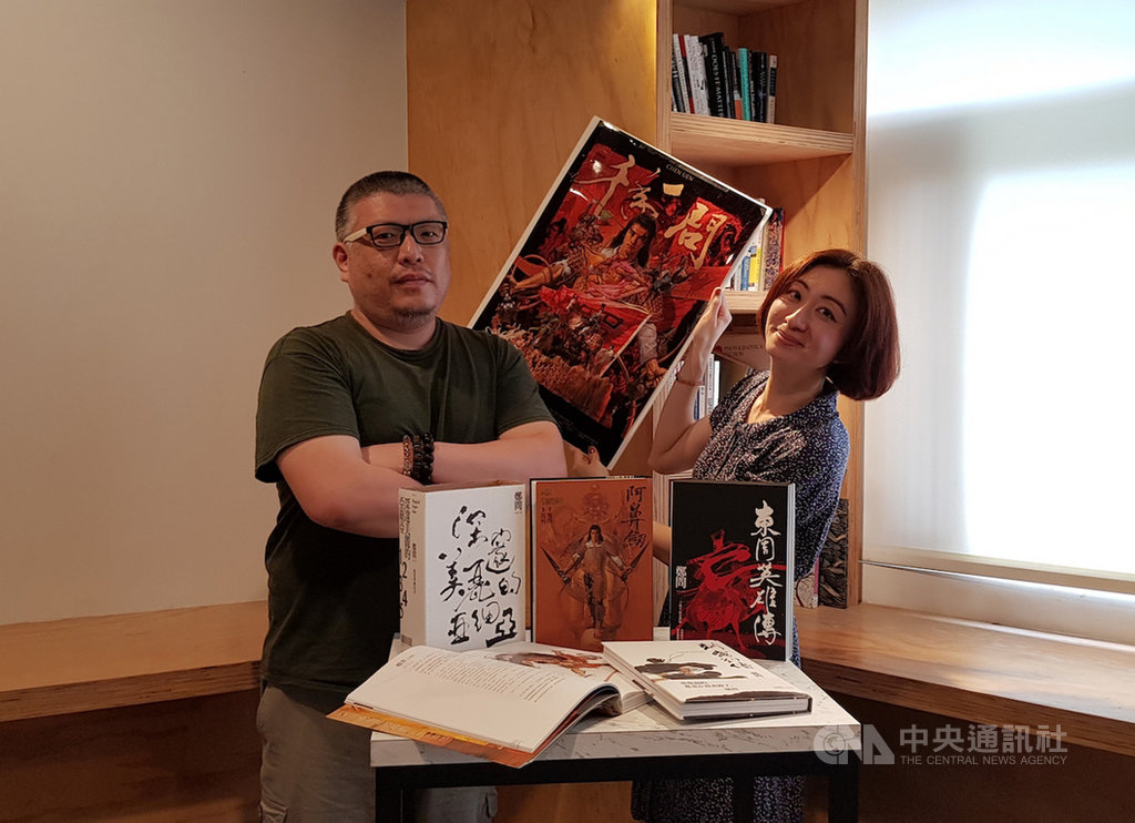 風靡亞洲的漫畫家鄭問2017年因心肌梗塞過世,身為鄭問迷的牽猴子整合行銷總監王師(左),找了曾拍攝音效師胡定一紀錄片「擬音」、參與拍攝作家周夢蝶紀錄電影「化城再來人」的紀錄片導演王婉柔(右),以細膩的視角拍攝鄭問紀錄片「千年一問」,盼透過鏡頭拉近觀眾與鄭問的距離。中央社記者鄭景雯攝 109年5月13日