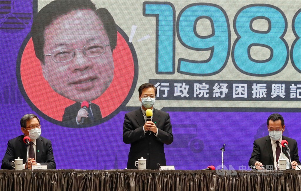 行政院13日下午舉行紓困振興記者會,政務委員龔明鑫(中)、財政部長蘇建榮(左)、金管會主委顧立雄(右)出席,說明政府紓困振興方案最新執行進度。中央社記者王騰毅攝 109年5月13日