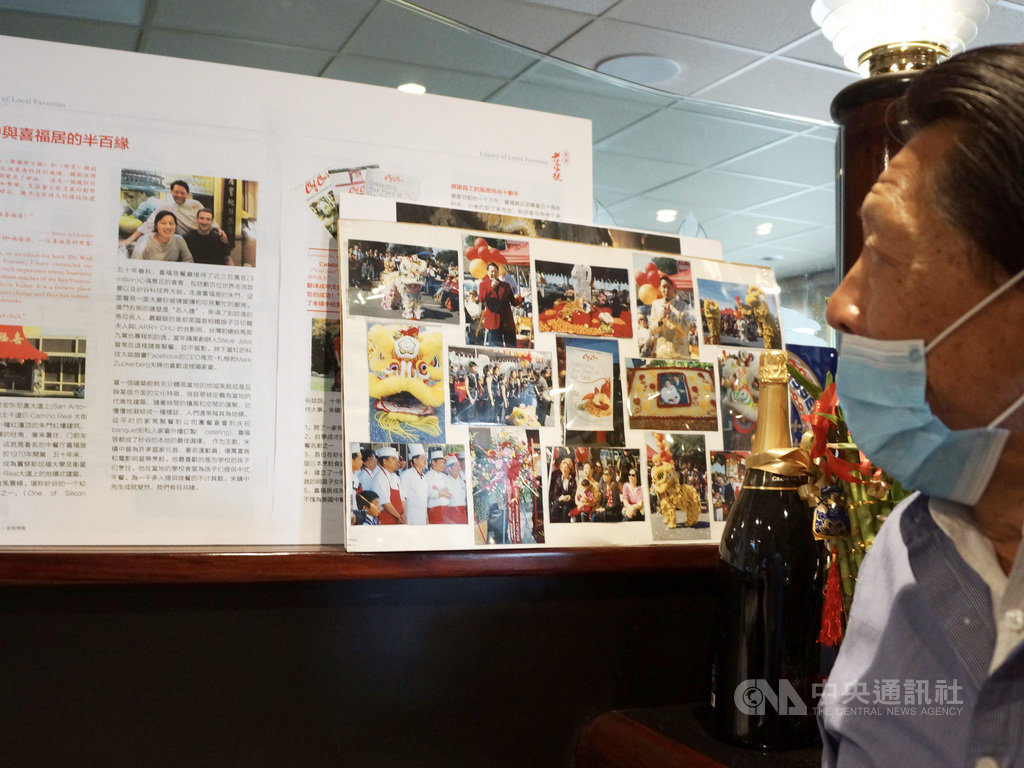 中餐館喜福居創辦人朱鎮中凝視牆上他和祖克柏夫婦的合照指出,祖克柏在2014年第一次到他的餐館用餐,疫情爆發後也曾收到祖克柏的問候簡訊。中央社記者周世惠舊金山攝 109年5月14日