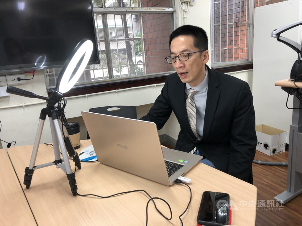 台灣師範大學受疫情影響,曾實施3週全校遠距教學,東亞系副教授鄭怡庭(圖)抓緊這個機會,讓學生邀請父母、家人、交往中的男女朋友一起上課,暢談「大亨小傳」「斷背山」等文學作品、電影中的情感經驗。(台師大提供)中央社記者陳至中台北傳真 109年5月14日