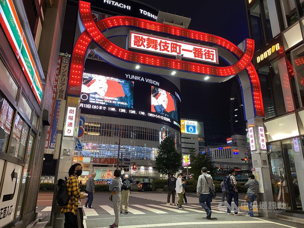 日相安倍晉三4日宣布原訂6日屆滿的「緊急事態宣言」延長至31日,東京新宿歌舞伎町繁華鬧區4月7日在宣言發布後,入夜即變得冷清。中央社記者楊明珠東京攝 109年5月4日