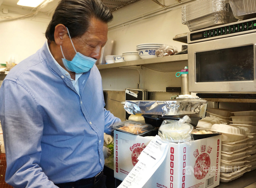 在舊金山矽谷經營中餐館50餘年的朱鎮中也是好萊塢電影「瘋狂亞洲富豪」導演朱浩偉的父親,當他收到祖克柏表示要贊助的電郵時,一度以為是假消息。中央社記者周世惠舊金山攝 109年5月14日