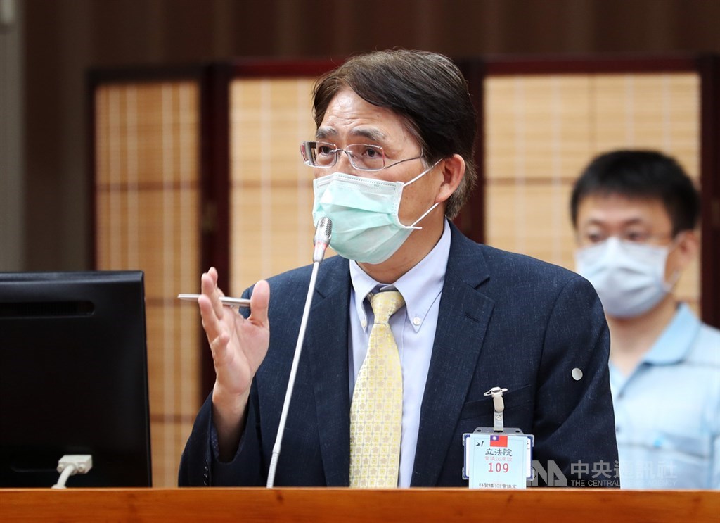 體育署長高俊雄(前)14日表示,兩年前他從國立體大借調至體育署服務,迄今即將期滿,他也會履行自己承諾,返回學校任職。(中央社檔案照片)