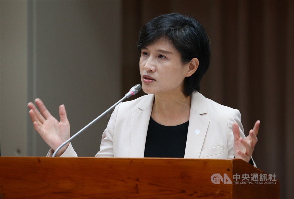 擔任文化部長的這段時間,鄭麗君失去陪伴兒子成長的時機,如今卸下職務,下一步的計畫是當全職媽媽,回家陪伴5歲多的兒子成長。中央社記者謝佳璋攝 109年3月19日