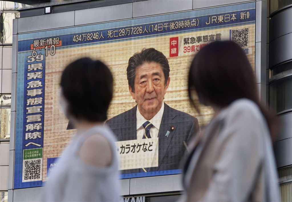 日本首相安倍晉三14日宣布39縣先行解禁,剩下東京都等8地區仍維持緊急事態。(共同社提供)