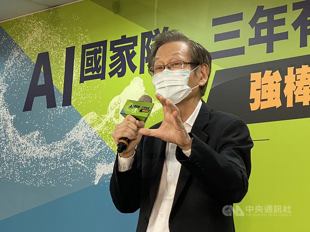 針對台積電赴美設廠,華碩董事長施崇棠15日出席「AI國家隊三年有成,強棒出擊」記者會受訪表示,會發展出以消費者為中心的新趨勢,在各個地區能儘快滿足消費者需求。中央社記者吳家豪攝 109年5月15日