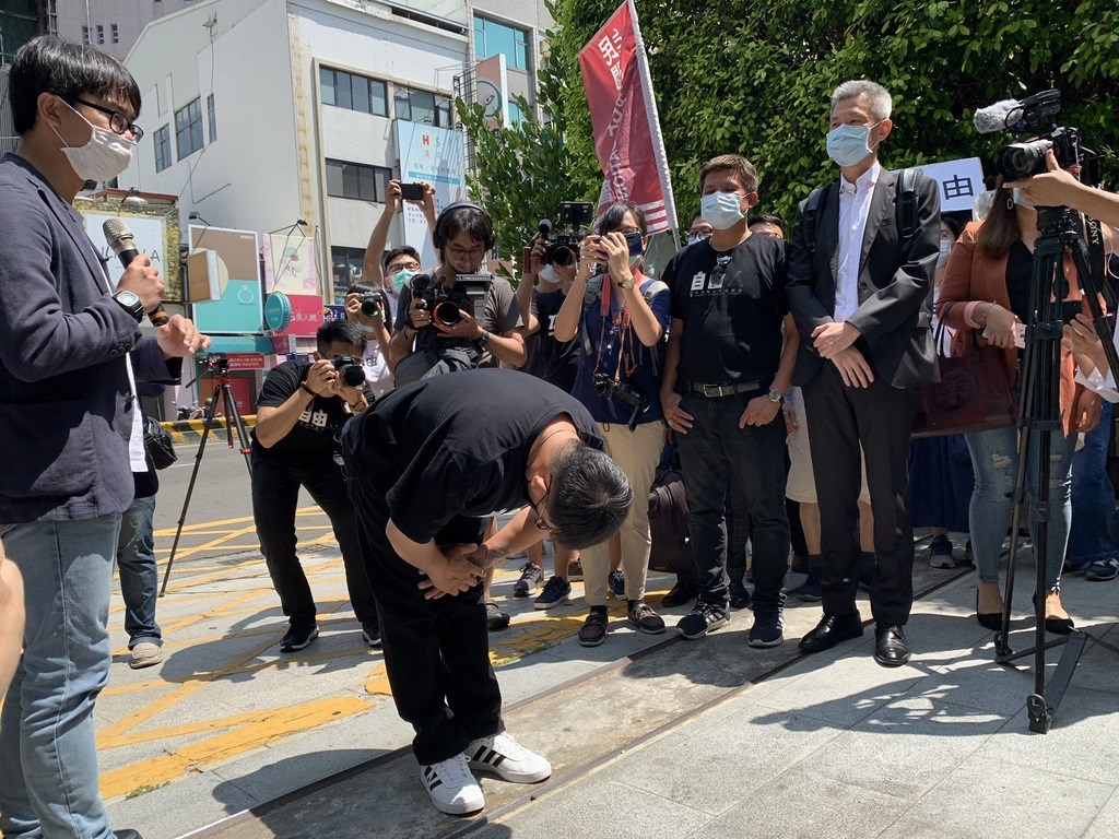 涉及台南市歸仁區雙屍案而遭羈押19年的死囚謝志宏,15日由台灣高等法院台南分院宣判無罪。謝志宏在聲援團體的簇擁下走出台南高分院後,立刻轉身向台南高分院深深三鞠躬,謝志宏說,終將消失的真相追回。中央社記者張榮祥台南攝 109年5月15日